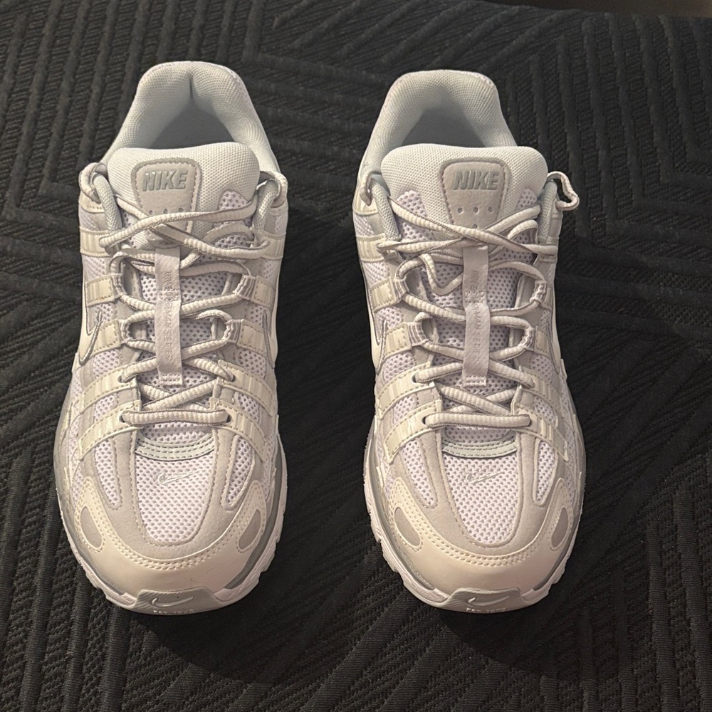 Nike Women's Light Gray Sneakers